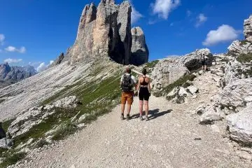 Vīrietis un sieviete skatās uz Tre Cime Dolomiti
