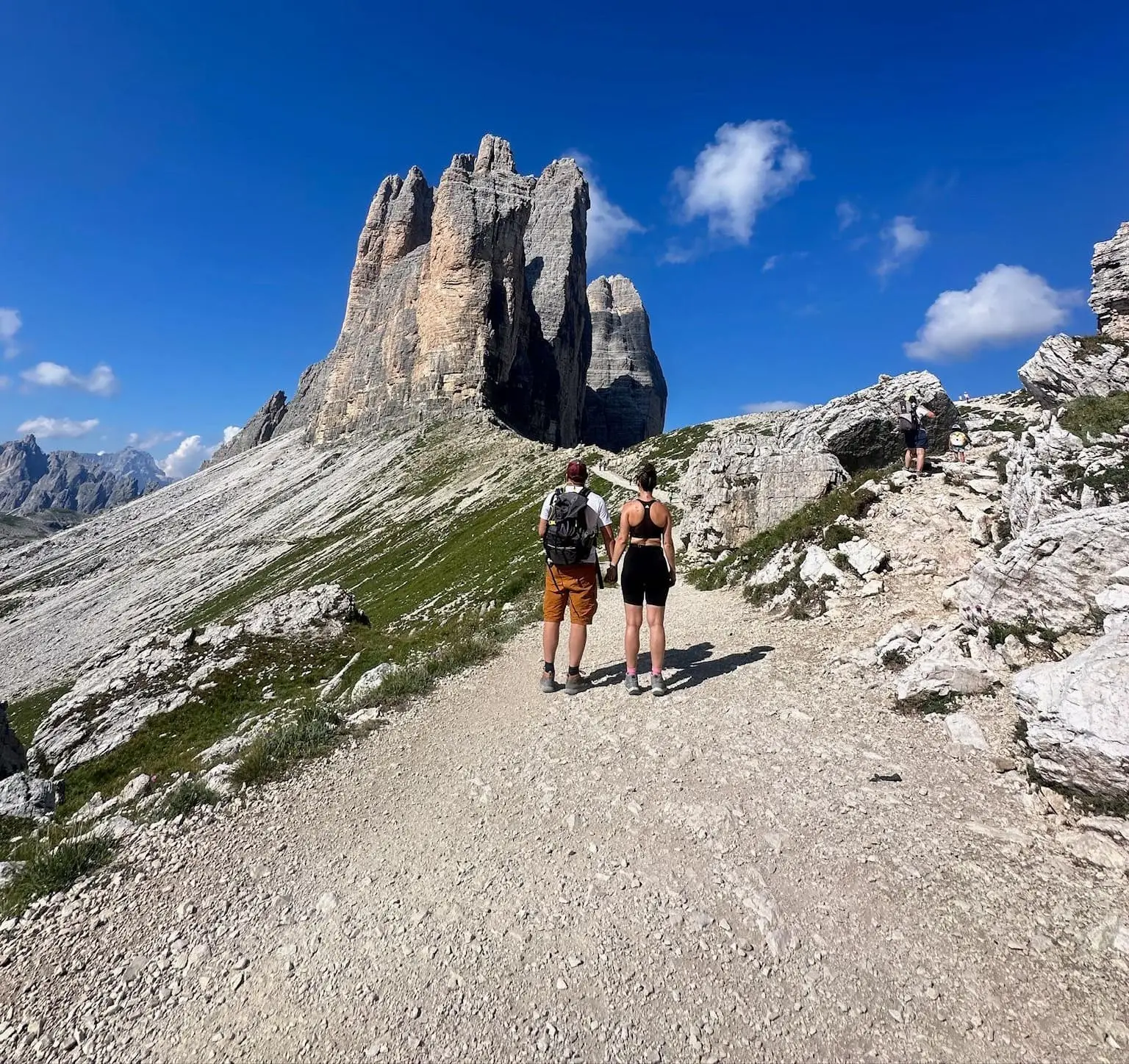 Vīrietis un sieviete skatās uz Tre Cime Dolomiti