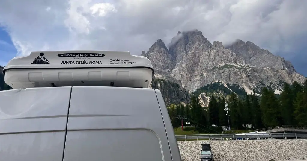 auto ar wildsidecamp jumta telti kalnos